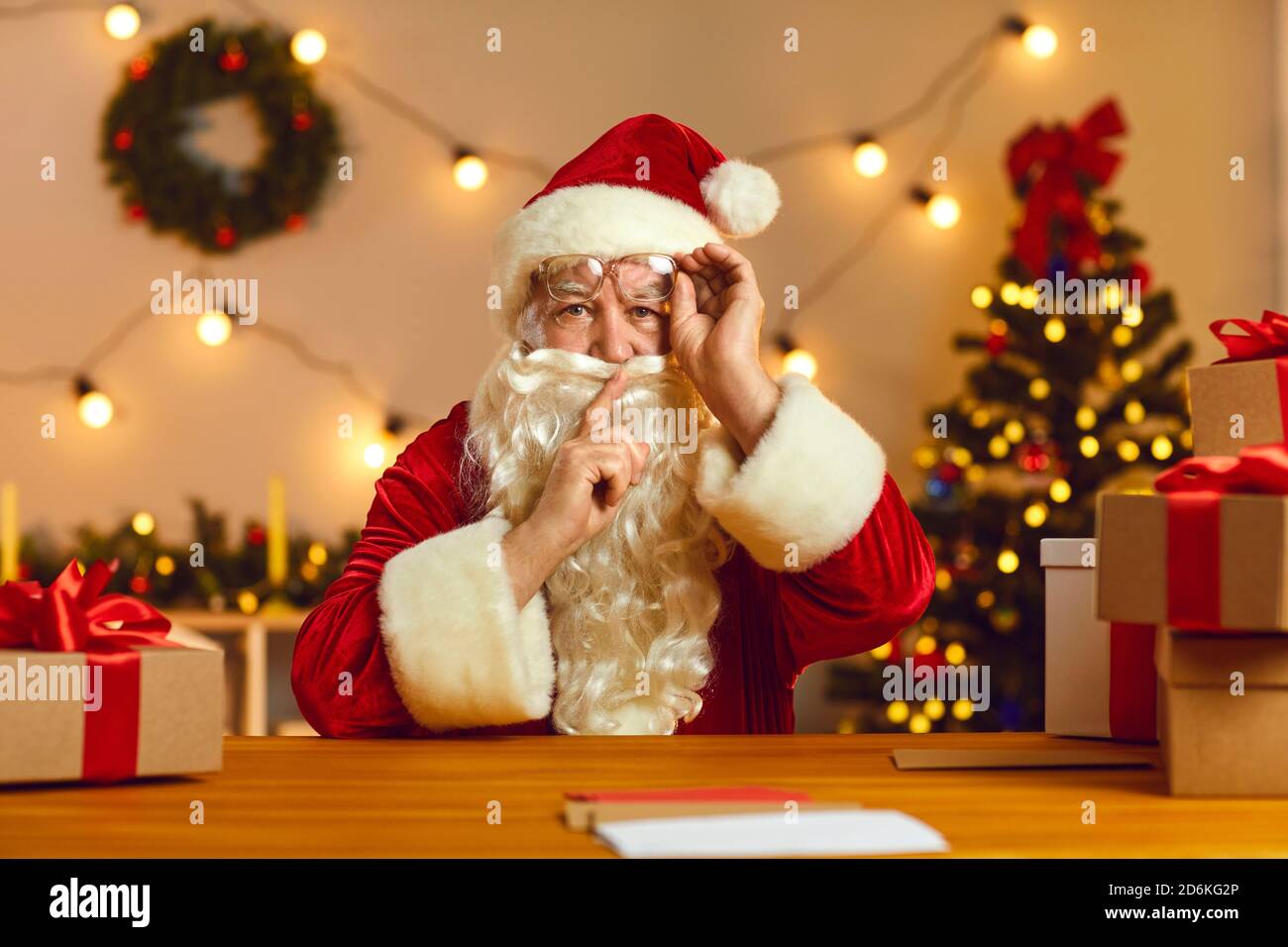 Santa Claus Saying Shush bitten Sie zu schweigen als Er wird Euch ein wunderbares Geheimnis erzählen Stockfoto