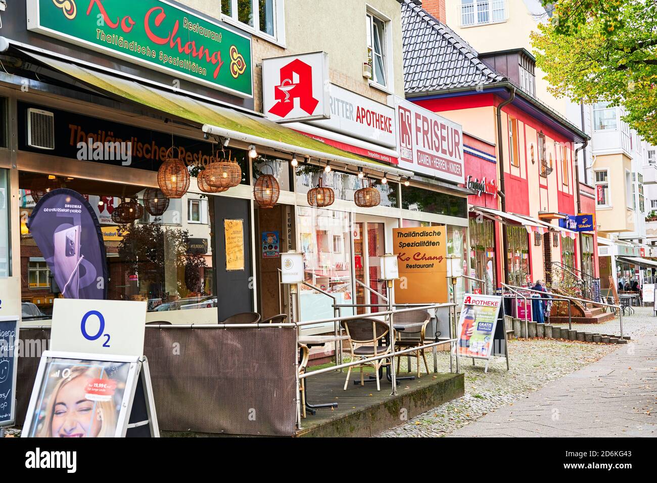 Berlin, Deutschland - 13. Oktober 2020: Straßenszene in einer kleinen Einkaufsstraße in Lichtenrade am Stadtrand von Berlin. Stockfoto