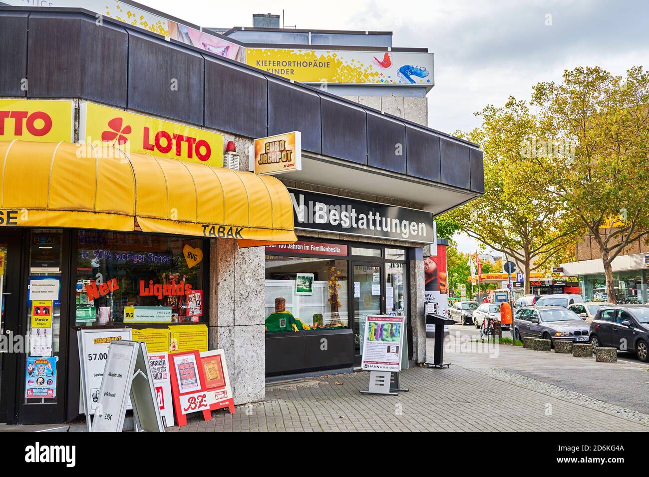 Berlin, Deutschland - 13. Oktober 2020: Straßenszene in einer kleinen Einkaufsstraße in Lichtenrade am Stadtrand von Berlin. Stockfoto