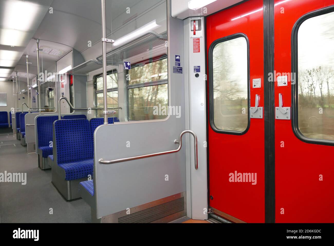 MÜNCHEN, 01. Januar 2019: S-Bahn-Tür und Sitze im Zug in München Stockfoto