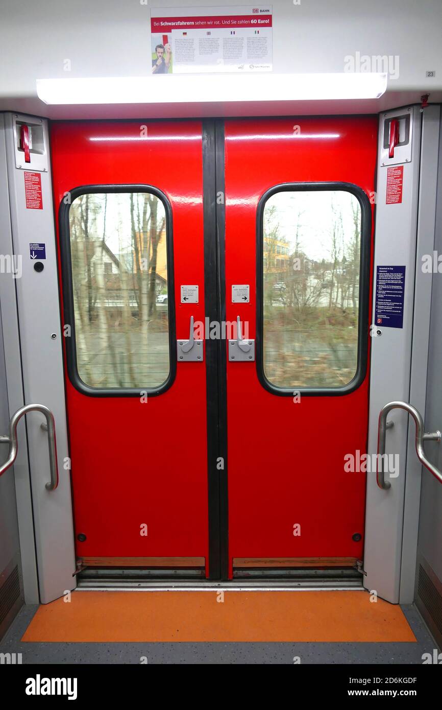 MÜNCHEN, 01. Januar 2019: S-Bahn-Tür in München Stockfoto