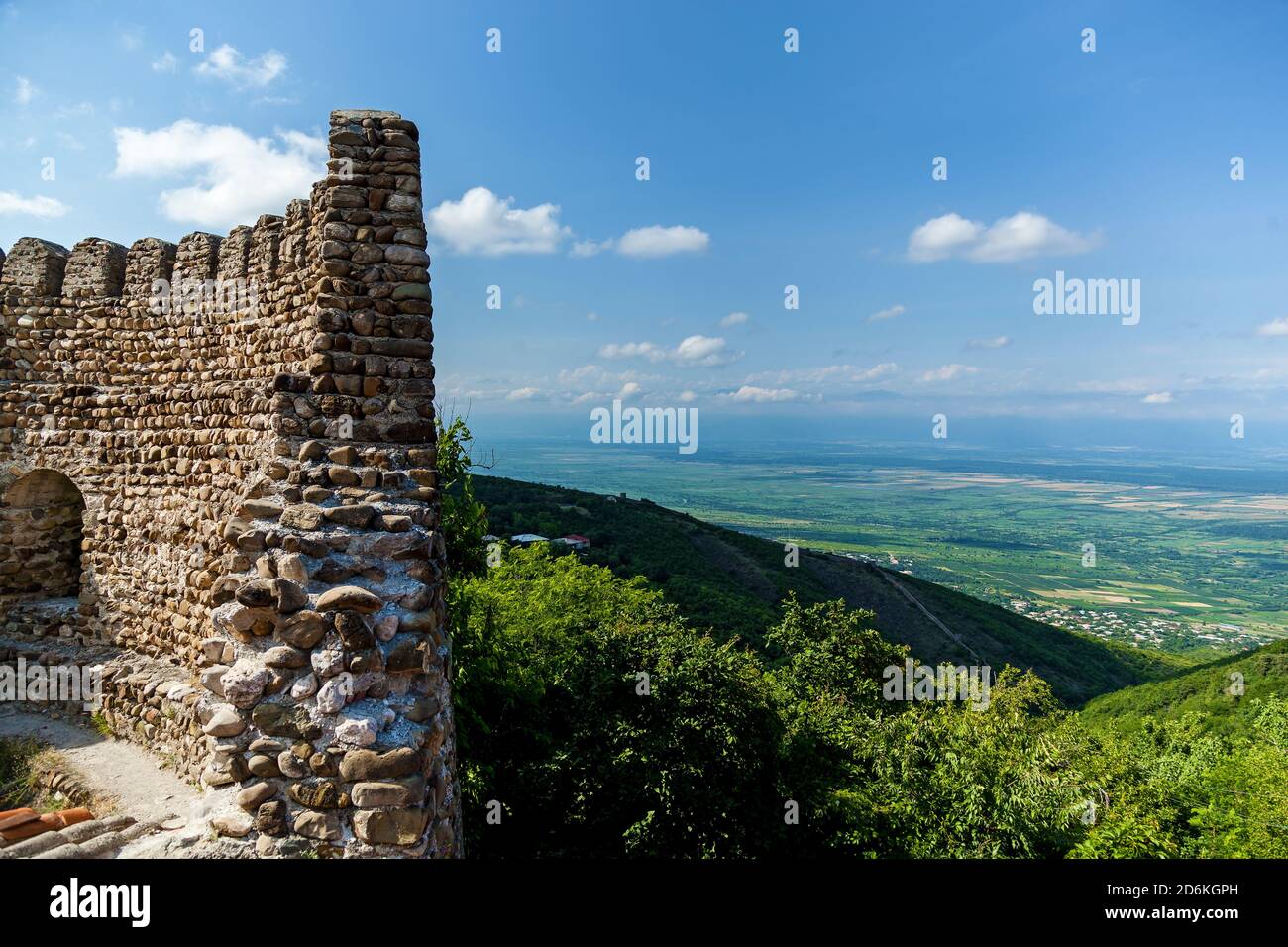 Schöne Aussicht auf das Alazani-Tal von der Aussichtsplattform In der Stadt der Liebe Sighnaghi Georgien Stockfoto