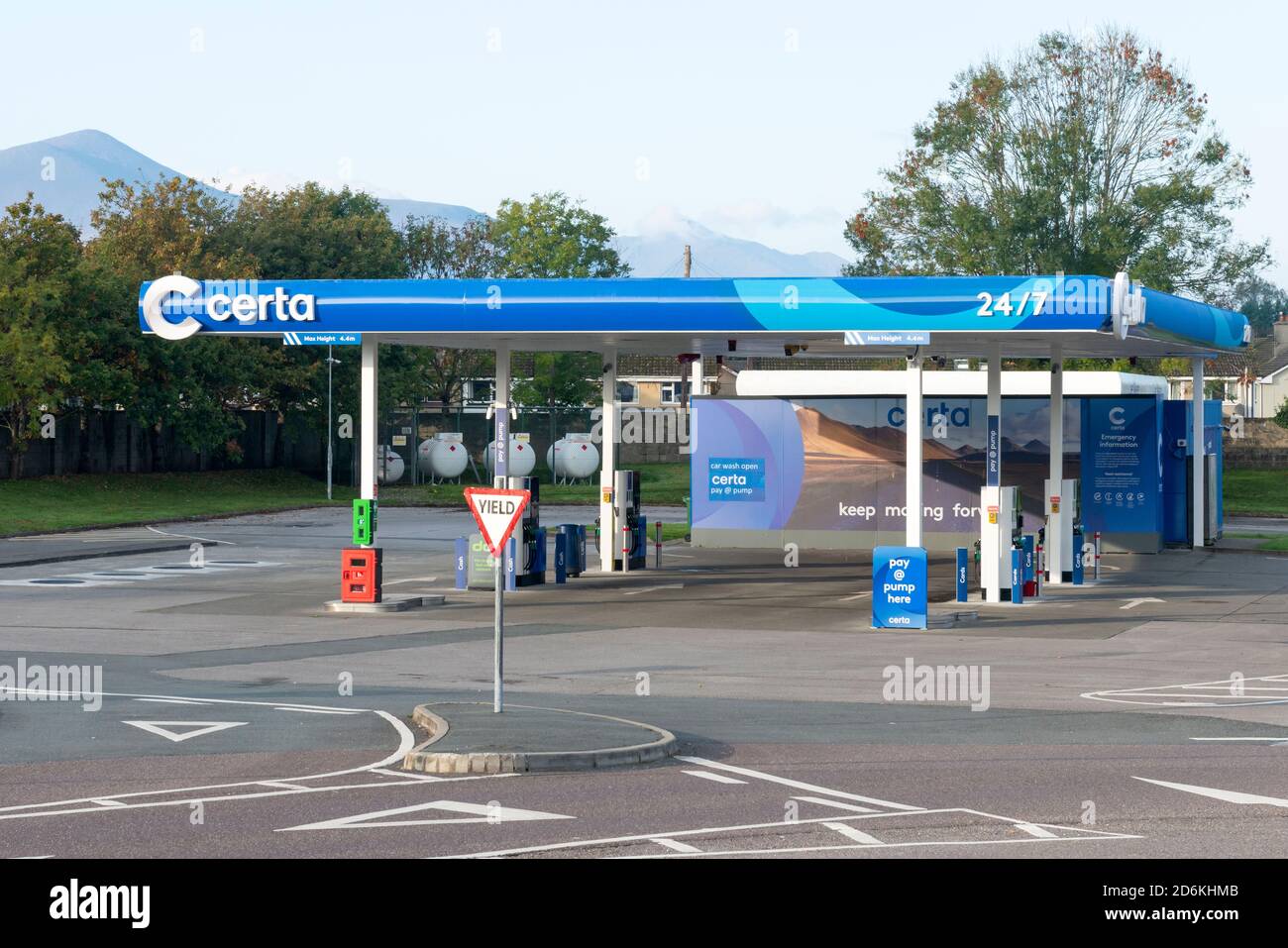 Keine Autos an leerer Certa Tankstelle von DCC PLC oder Tankstelle oder Tankstelle zahlen am Pumpenvorplatz neues Netz im Deerpark Killarney Irland Stockfoto