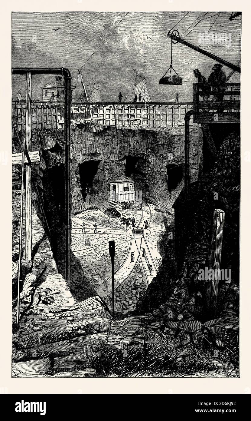 Eine alte Gravur, die Ausgrabungen, Kasernen-Staumauer und Tunnel unter dem East River, New York City, USA um 1875 zeigt. Es ist aus einem viktorianischen Buch der 1880er Jahre. Um die Navigation zu unterstützen, wurden 1851 Hindernisse aus dem Höllentor, einer Meerenge im Fluss, mit Sprengstoff entfernt. Das größte Hindernis war Halletts Punkt. Das Entfernen dieses Riffs begann 1869. Ein Holzkaserdamm wurde gebaut. Es wurde ausgepumpt und an der Basis Tunnel gegraben. Sprengstoffe wurden in Bohrlöcher innerhalb der Tunnel gepackt. Die Explosionen zerstörten das Hindernis. Die Trümmer wurden von Kastenwagen entfernt und die Wagen durch einen Derrick herausgehoben. Stockfoto