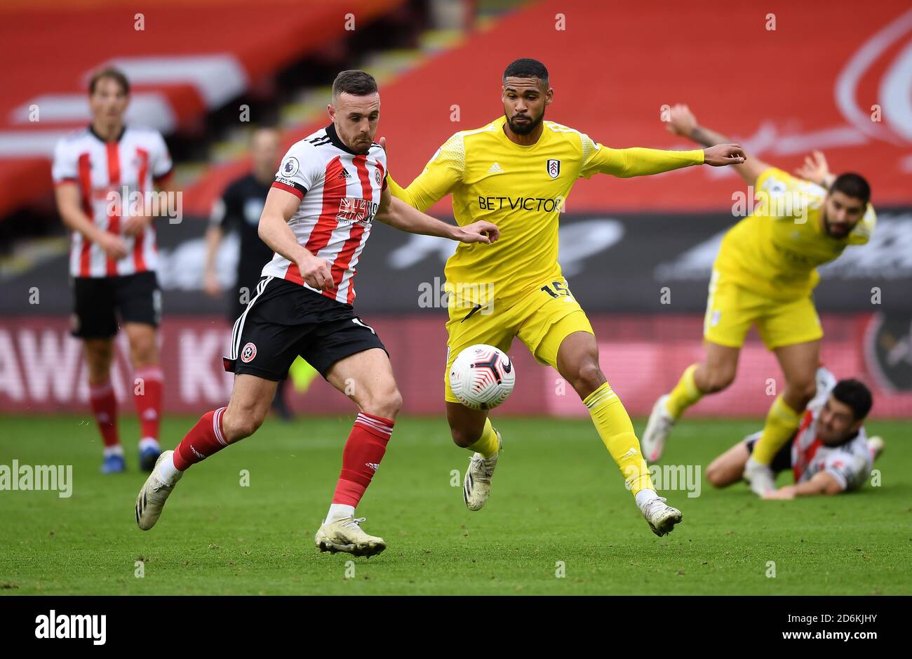 Jack Robinson von Sheffield United (links) und Ruben Loftus-Cheek von Fulham kämpfen während des Premier League-Spiels in Bramall Lane, Sheffield, um den Ball. Stockfoto