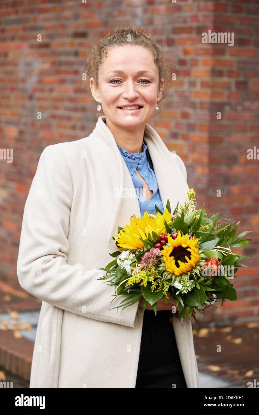 Hamburg, Deutschland. Oktober 2020. Zaklin Nastic, nationale Sprecherin der Partei die Linke, lächelt nach ihrer Wahl während der siebten Landespartei-Konferenz der Linken. Quelle: Georg Wendt/dpa/Alamy Live News Stockfoto