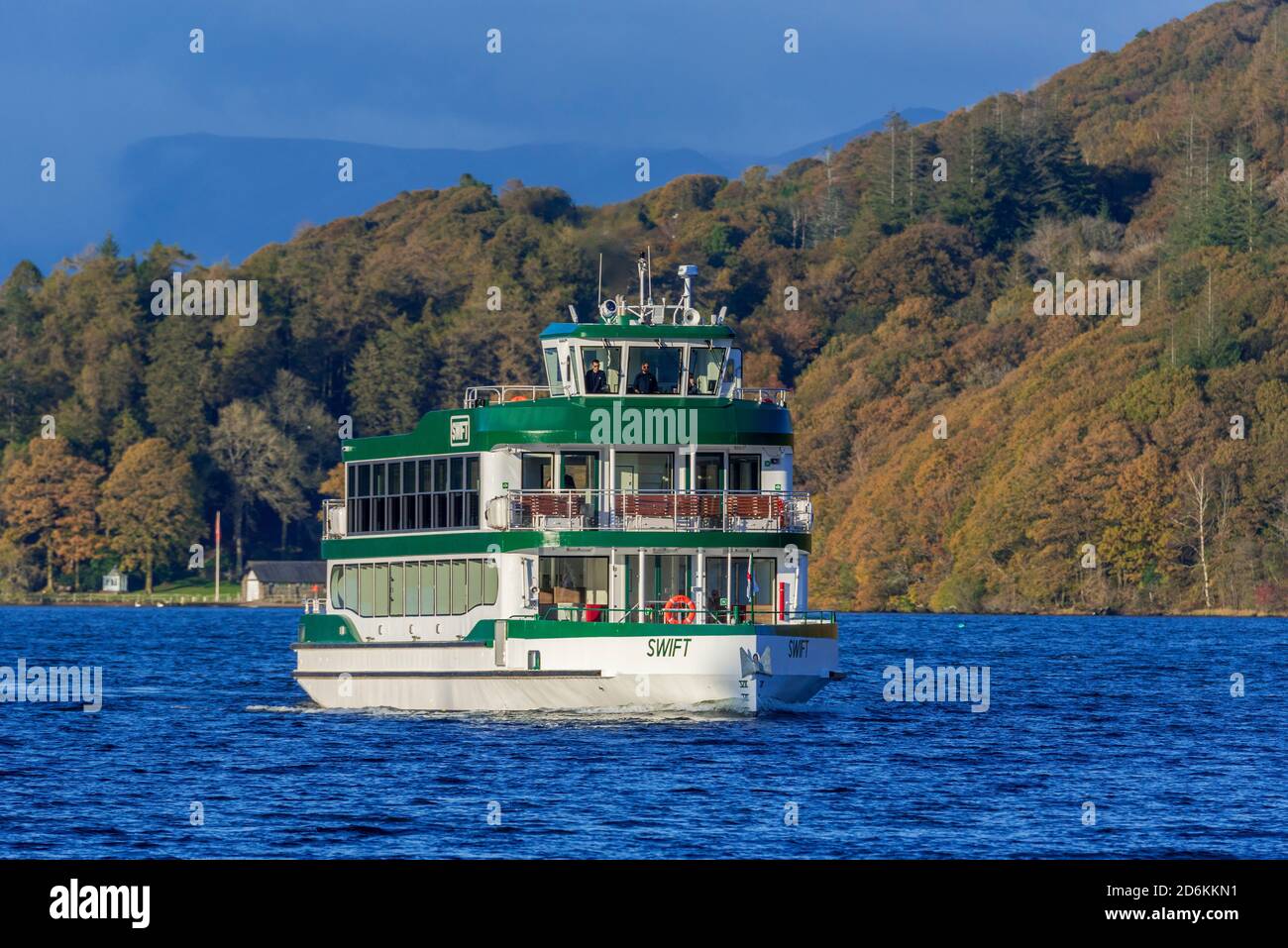 Windermere Lake Cruises’ brandneues Boot mit 300 Sitzplätzen, MV Swift. Ankunft in Lakeside am südlichen Ende des Lake Windermere. Stockfoto