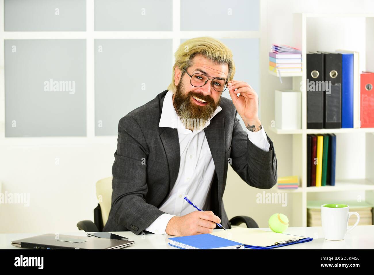 Erfolgreiche Existenzgründung. Mann spielen Tennisball am Arbeitsplatz. Gewinnen Sie einen Sieg. Office-Unterhaltung. Freizeit. Teambuilding und Teamwork. Männliche Mitarbeiter spielen Tennis im Büro. Stockfoto