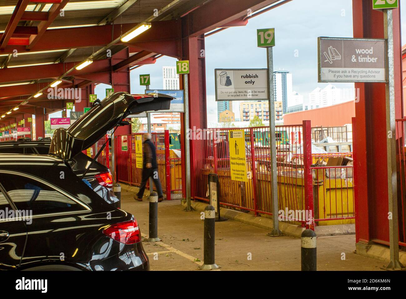 Die Leute leeren ihre Autos mit Müll in einem städtischen Tipp Stockfoto