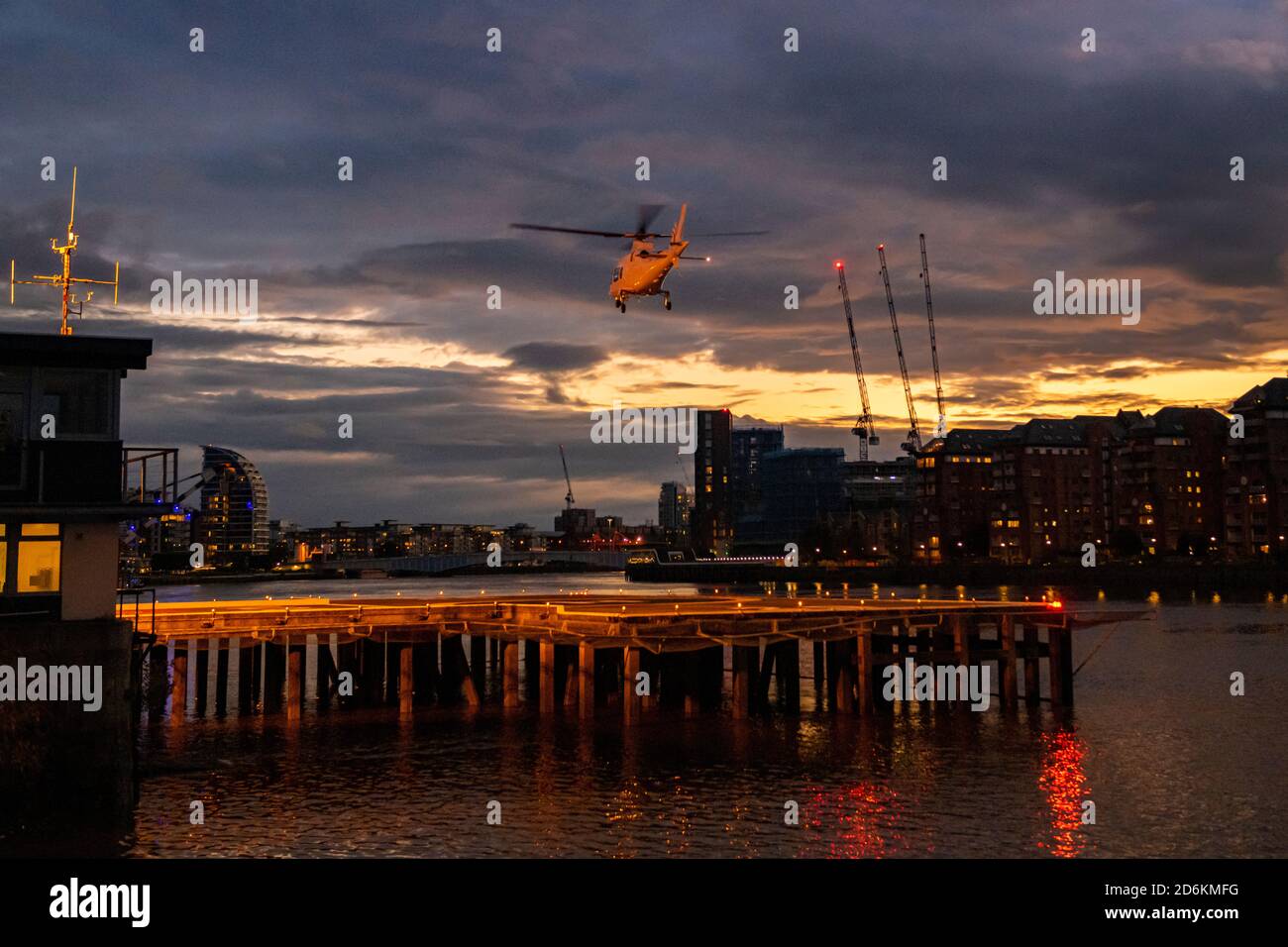 Ein Helikopter landet am Londoner Heliport In Battersea Stockfoto