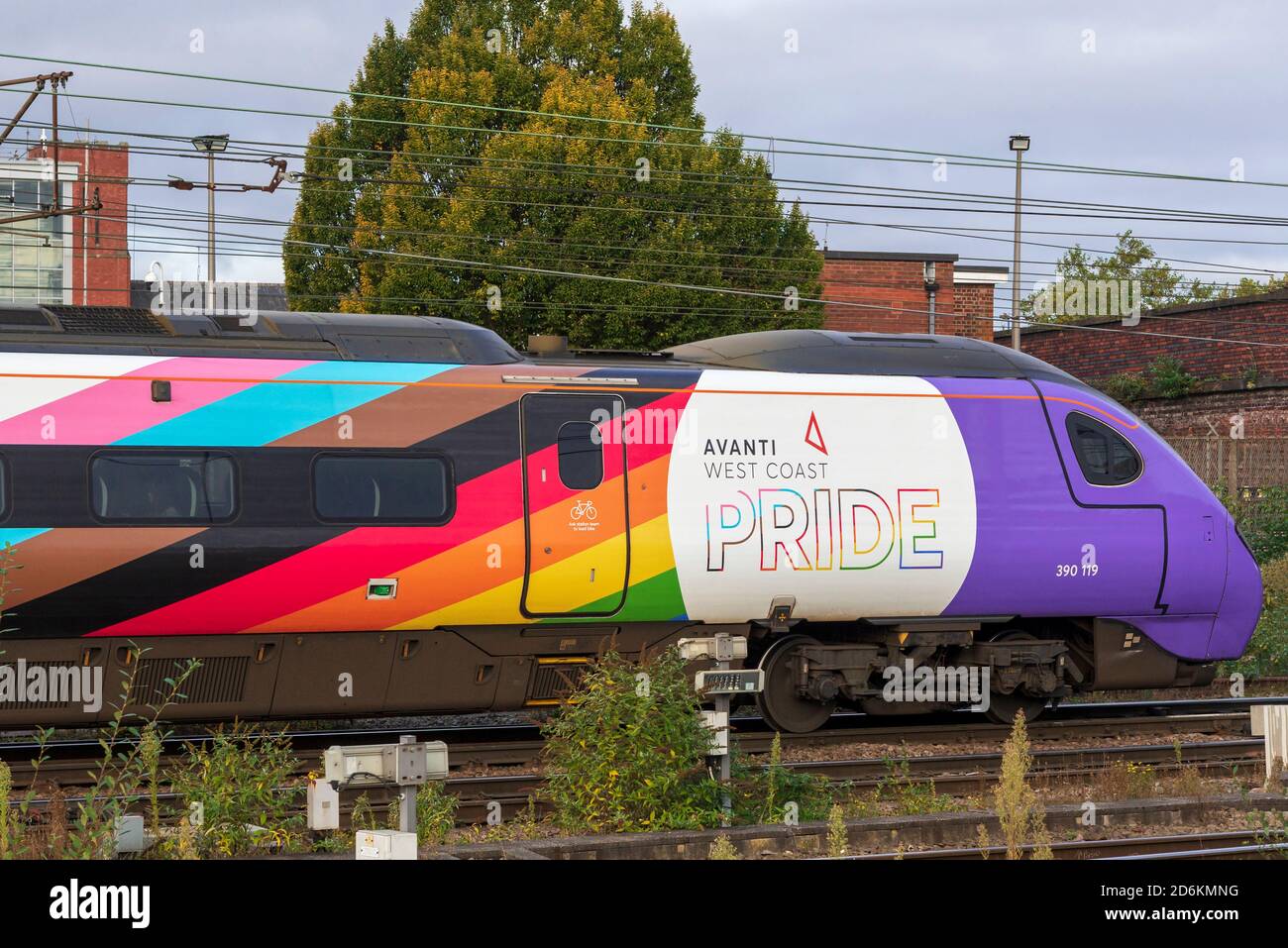 Avanti Pride Pendolino Zug auf der West Coast Main Line. Multicolourd verpackt Zug Satz Kennzeichnung LGBTQ feiert die Vielfalt der Gemeinden i Stockfoto