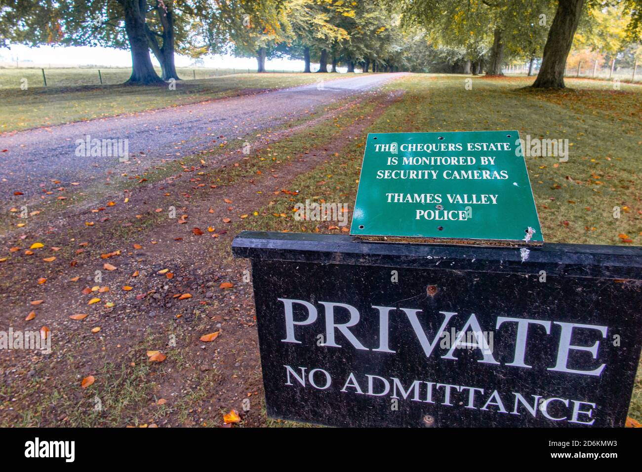 Ein Schild warnt vor dem Übergang in das Privateigentum des Chequers-Landhauses, Heimat des Premierministers Stockfoto