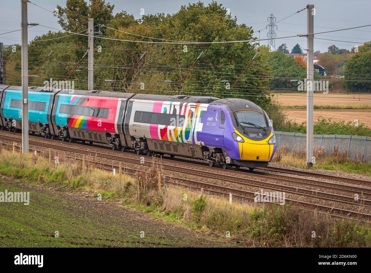 Avanti Pride Pendolino Zug auf der West Coast Main Line. Bunt gewickelt Zug. Stockfoto