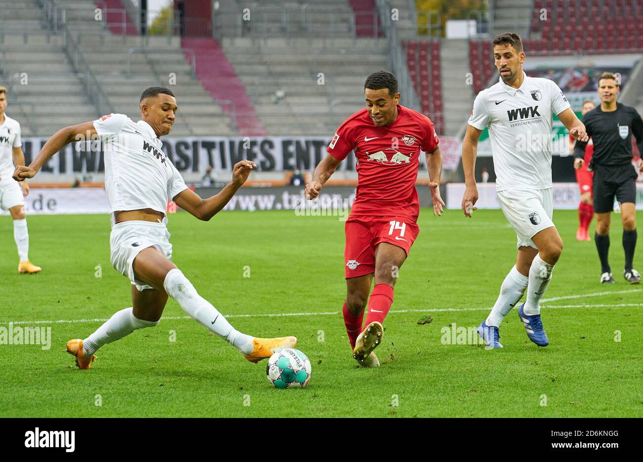 Felix UDUOKHai, FCA 19 Wettstreit um den Ball, Tackling, Duell, Header, zweikampf, Action, Kampf gegen Tyler ADAMS, RB Leipzig , Rani KHEDIRA, FCA 8 FC AUGSBURG - RB LEIPZIG 0-2 1.Deutsche Fußballliga, Augsburg, 17. Oktober 2020. Saison 2020/2021, Spieltag 04, © Peter Schatz / Alamy Live News - die DFL-VORSCHRIFTEN VERBIETEN DIE VERWENDUNG VON FOTOS als BILDSEQUENZEN und/oder QUASI-VIDEO - Stockfoto