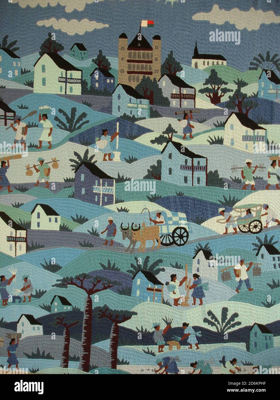 Das ländliche Leben in Madagaskar wurde in exquisiten Details auf einem gestickten Wandteppich gezeigt. Stockfoto