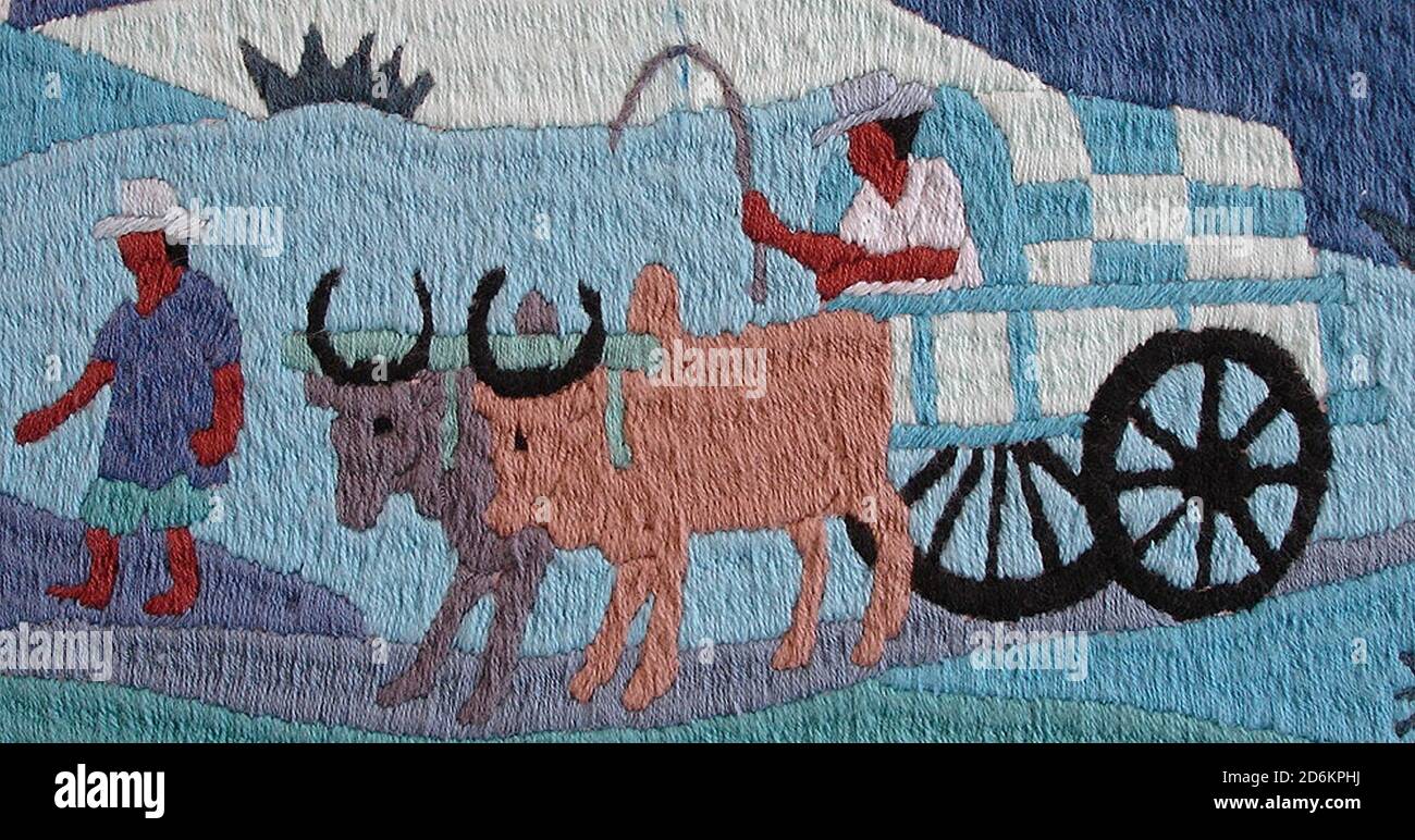 Sisalernte, die in einem Zebu-Wagen auf den Markt gebracht wird, wie in sorgfältig gesticktem Wandteppich gezeigt. Stockfoto