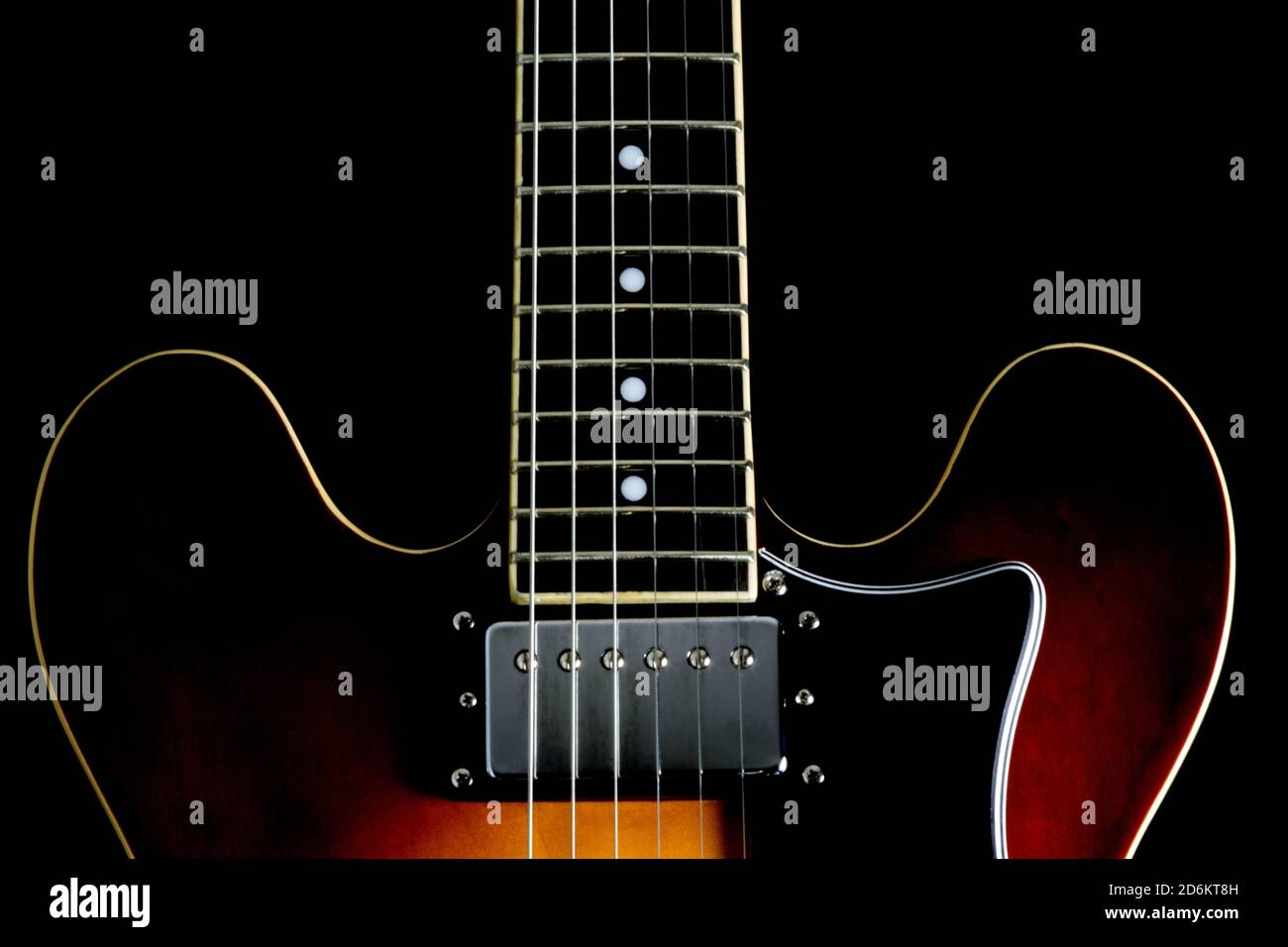 Semi-akustische E-Gitarre Teilkörper und Hals isoliert auf Schwarzer Hintergrund Stockfoto
