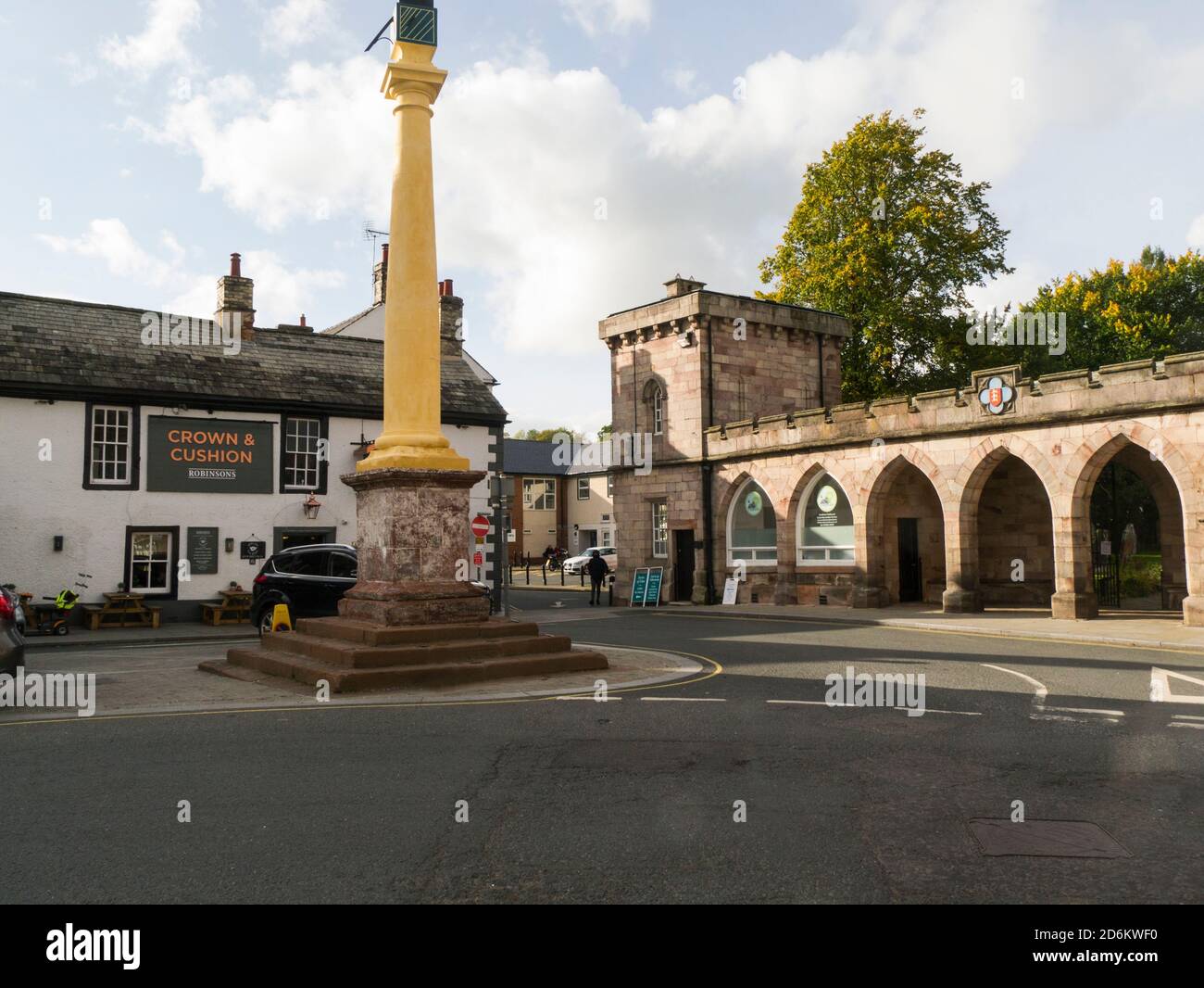 Unteres Ende von Boroughgate Appleby-in-Westmoreland mit Steinsäule Cloisters Low Cross and Crown and Cushion Public House Cumbria England Großbritannien Stockfoto