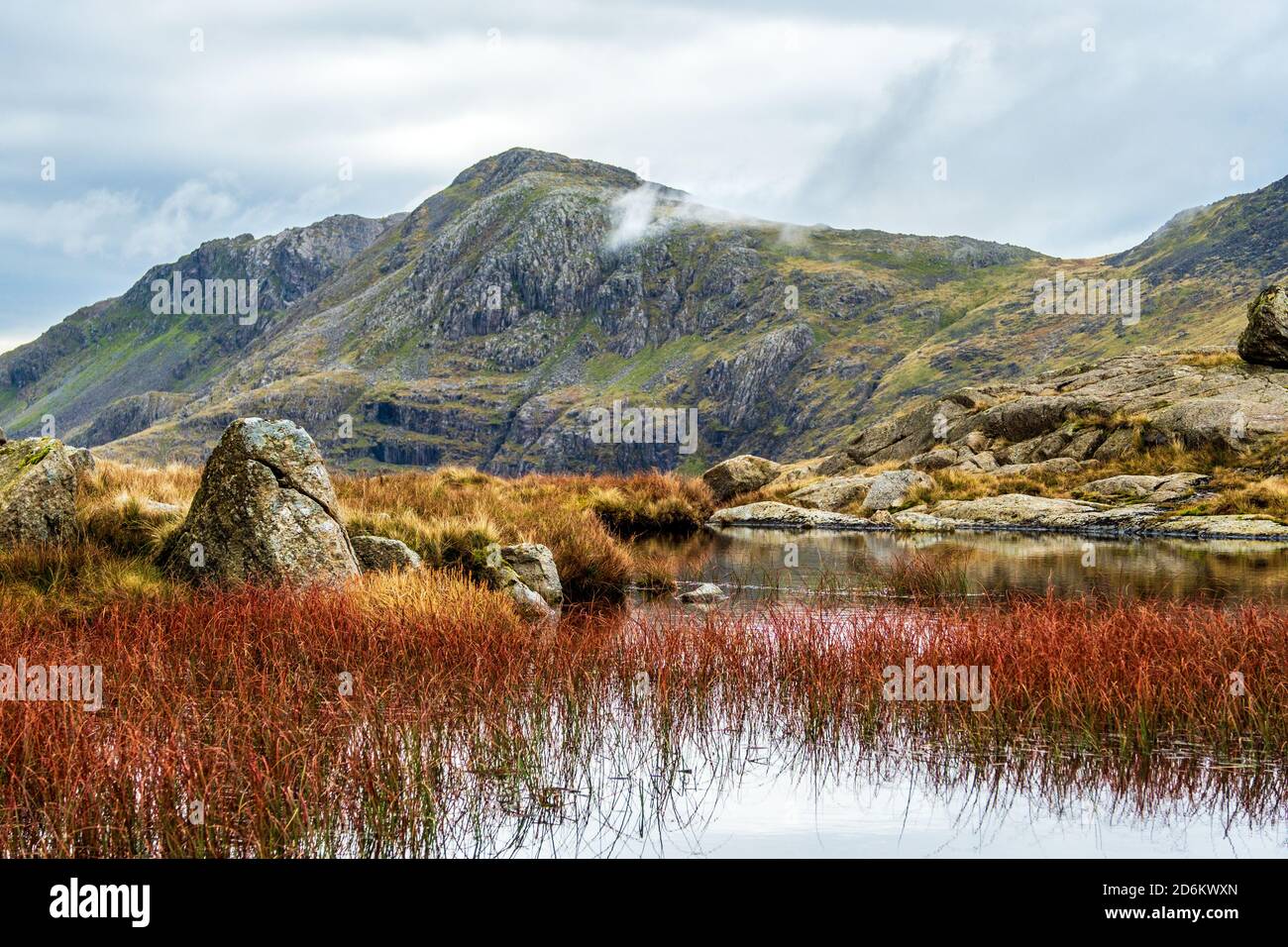 Bowfell vom High House Tarn auf Glaramara. Lake District National Park Stockfoto