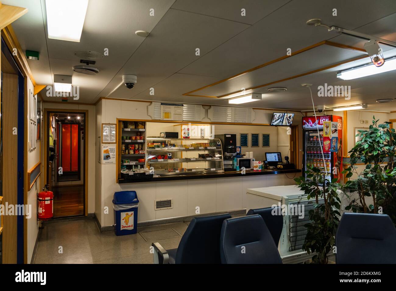 Editorial 09.07.2019 Eidsdal Norwegen Cafe an Bord des kleinen Autos Fähre Geiranger Stockfoto