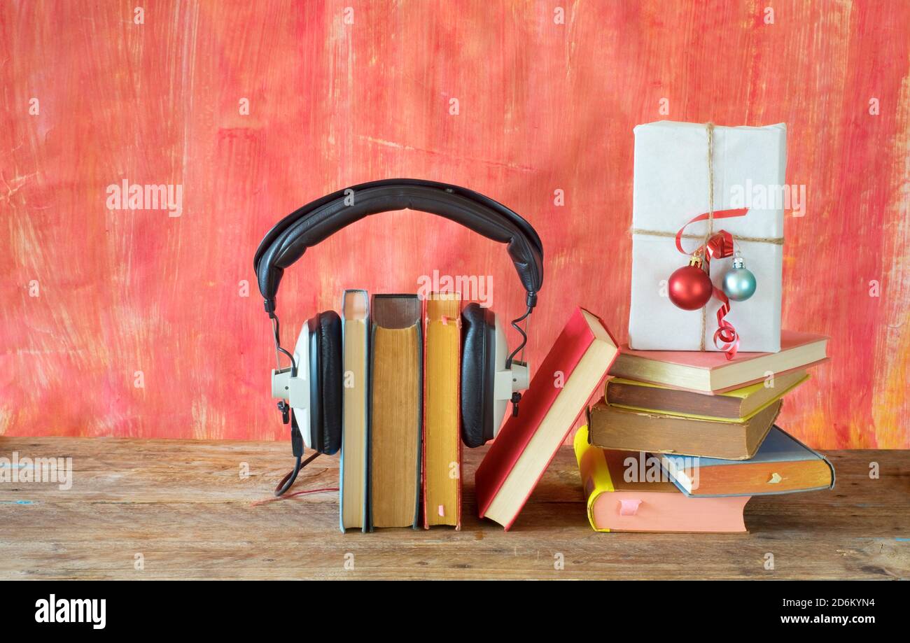 Hörbücher als weihnachtsgeschenk, Weihnachtsgeschenk, Lesen, Literatur, Bildung Stockfoto