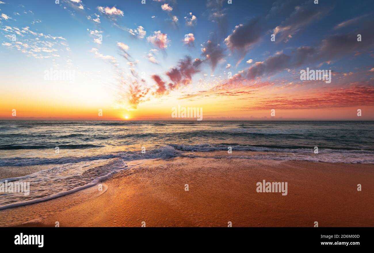 Bunte Meer Strand Sonnenaufgang mit tiefblauen Himmel. Stockfoto