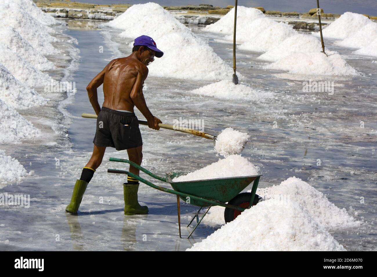 Trapani Le Saline Uomini al lavoro sotto il Sole cocente Stockfoto