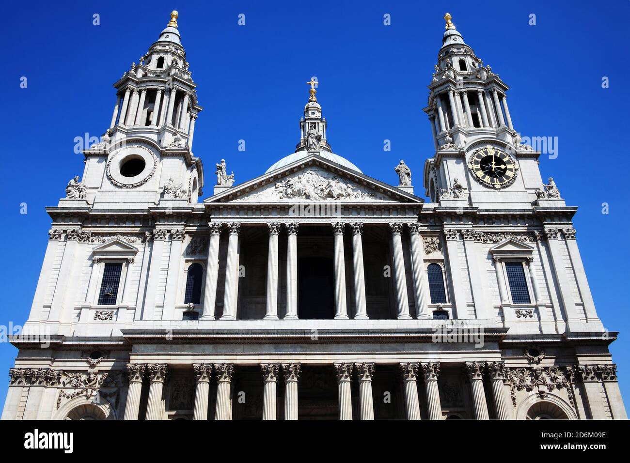 Die St. Paul’s Cathedral in London, Großbritannien, wurde nach dem großen Brand von London von 1666 erbaut und ist Christopher Wrens Meisterwerk und eines der bedeutendsten Touristenattraktionen Stockfoto