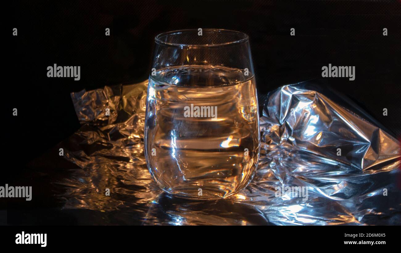 Wasserglas von außen beleuchtet Stockfoto