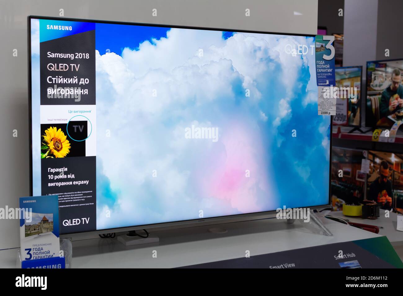 Tiraspol, Moldawien - 19. Januar 2019: Samsung QLED-Fernseher im Elektronikgeschäft in Tiraspol. Stockfoto