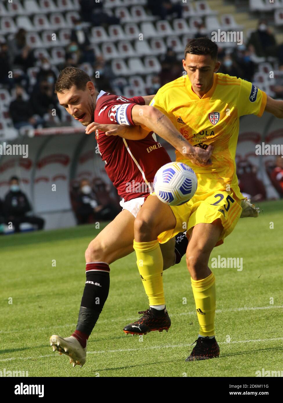 Turin, Italien. Oktober 2020. Turin, Italien, 18 Oct 2020, 09 Andrea Belotti (Turin FC) und Gabriele Zappa (Cagliari) während des Spiels Torino gegen Cagliari - italienische Fußballserie A - Credit: LM/Claudio Benedetto Credit: Claudio Benedetto/LPS/ZUMA Wire/Alamy Live News Stockfoto