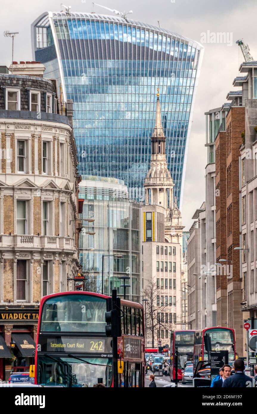 20 Fenchurch Street oder das Walkie-Talkie-Gebäude im Zentrum von London. Vom Holborn Viaduct aus gesehen, entlang der Newgate Street. Stockfoto