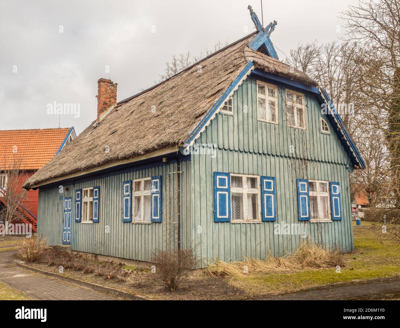 Nida, Litauen - 06. April 2018: Blaues Holzhaus auf der Landzunge, Nationalpark Kurische Nehrung, EIN Naturschutzgebiet mit Wäldern und einer langen Sandküste Stockfoto