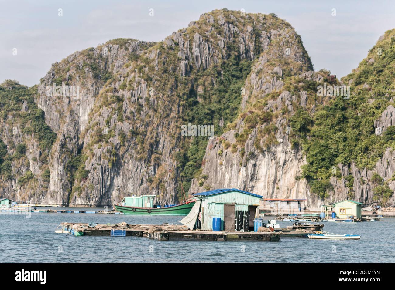 Schwimmendes Dorf auf Ha Long Bay, Cat Ba Island, Vietnam, absteigende Drachenbucht Asien Stockfoto