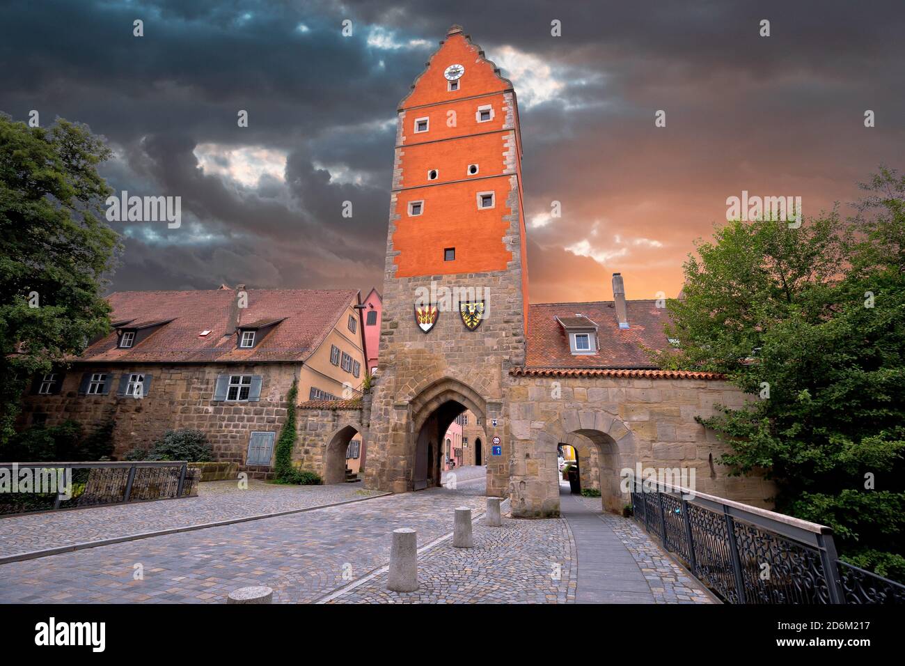 Historische Stadt Dinkelsbühl Turm Tor Blick, romantische Straße von Bayern Region von Deutschland Stockfoto