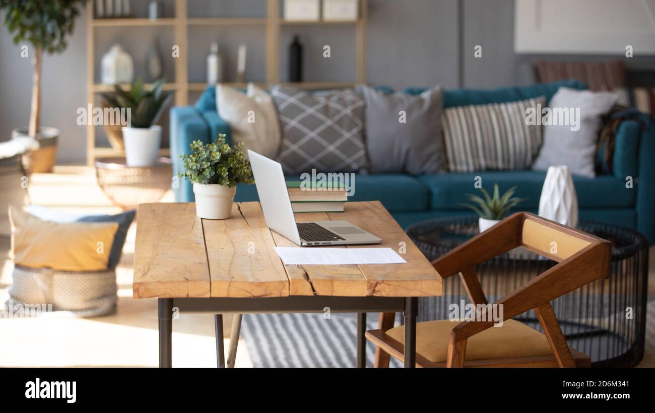 Leeres modernes Homeoffice-Interieur für komfortables und produktives Arbeiten Stockfoto