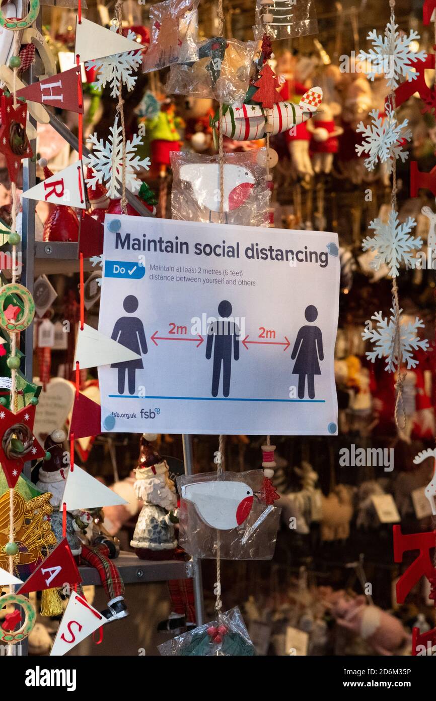 Coronavirus soziale Distanzierung Zeichen im weihnachtsgeschäft Fenster, Edinburgh, Schottland, Großbritannien Stockfoto