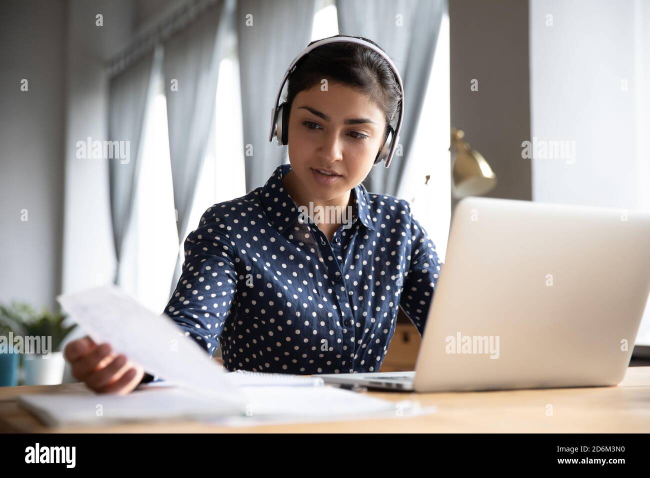 Indischer Student trägt Kopfhörer Sprechen Sie mit e-Tutor per Videocall Stockfoto