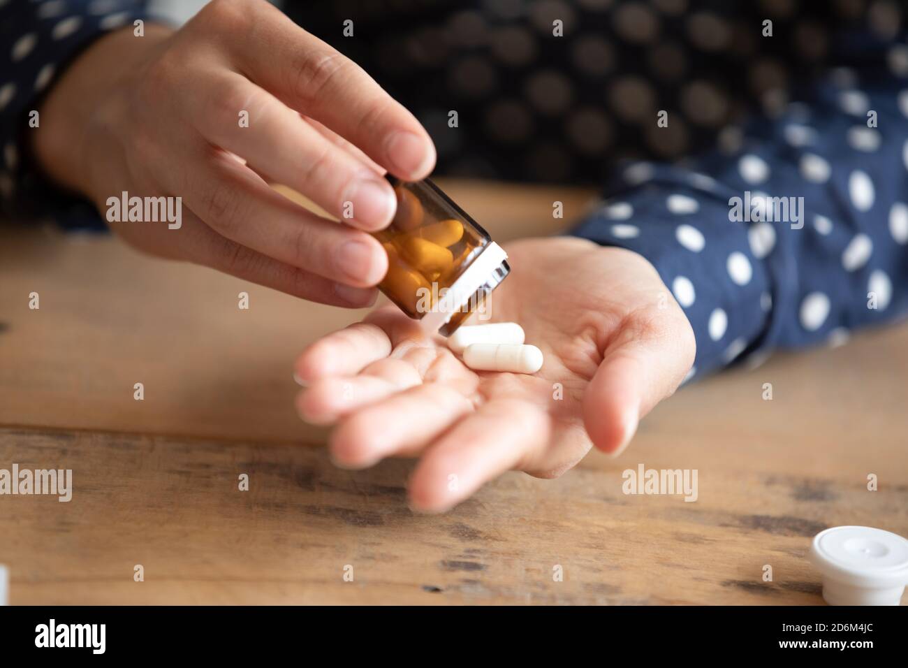 Nahaufnahme Ansicht weiblich hält Flasche Gießen Pillen in die Handfläche Stockfoto