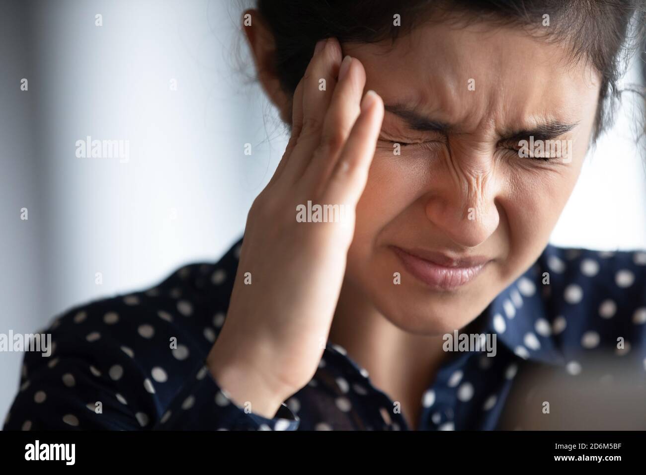Nahaufnahme Ansicht Stirnrunzeln Gesicht der indischen Frau Gefühl starke Kopfschmerzen Stockfoto