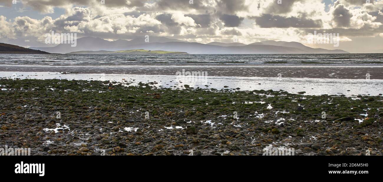 September und ein dramatischer Himmel umrahmt den Blick nach Süden westlich von der Küste bei Ettrick Bay auf der Bute Stockfoto