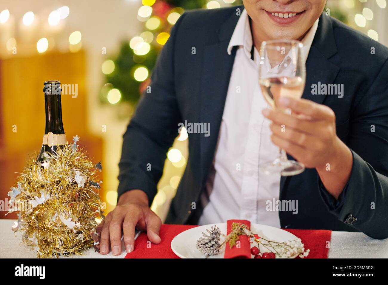 Partygast trinkt Champagner Stockfoto