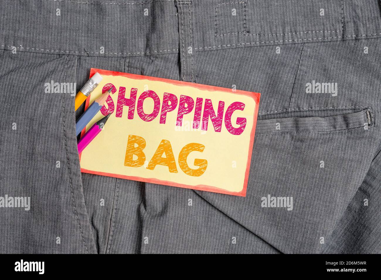 Konzeptionelle Handschrift mit einem Warenkorb. Konzept Bedeutung Container für das Tragen eines individuellen Besitzes oder kauft Schreibausrüstung und y Stockfoto