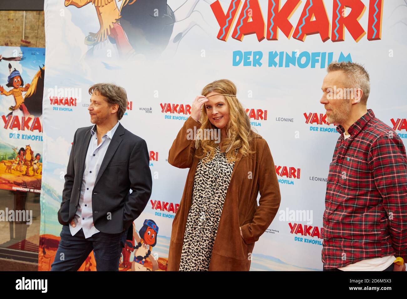 Hamburg, Deutschland. Oktober 2020. Patrick Bach (l-r), Diana Amft, beide Synchronsprecher, und Toby Genkel, Co-Regisseur, kommen zur Premiere des Spielfilms 'Yakari' in die Zeise Kinos. Der Film wird am 29.10.2020 in den deutschen Kinos erscheinen. Quelle: Georg Wendt/dpa/Alamy Live News Stockfoto