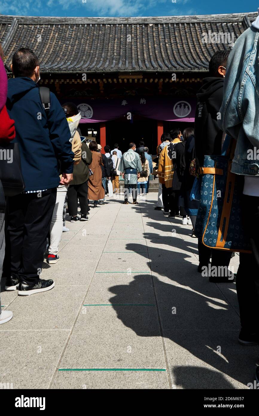 Tokio, Japan. Oktober 2020. Am Sonntag, den 18. Oktober 2020, sind am Asakusa-Schrein in Tokio, Japan, soziale Distanzierungsmarkierungen zu sehen. Dieses jährliche Asakusa Sanja Matsuri Festival, das normalerweise mehr als eine Million Gläubige in der dritten Maiwoche anzieht, wurde wegen des Coronavirus verschoben, das am Sonntag nur Hunderte anwesend war. Foto von Keizo Mori/UPI Kredit: UPI/Alamy Live News Stockfoto