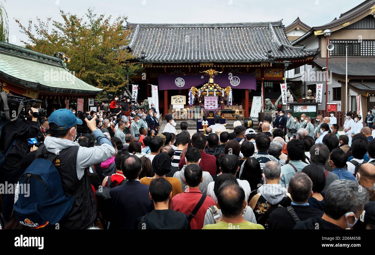 Tokio, Japan. Oktober 2020. Shinto-Priester beten am letzten Tag des Sanja Matsuri im Asakusa-Schrein in Tokio, Japan, am Sonntag, 18. Oktober 2020. Dieses jährliche Asakusa Sanja Matsuri Festival, das normalerweise mehr als eine Million Gläubige in der dritten Maiwoche anzieht, wurde wegen des Coronavirus verschoben, das am Sonntag nur Hunderte anwesend war. Foto von Keizo Mori/UPI Kredit: UPI/Alamy Live News Stockfoto