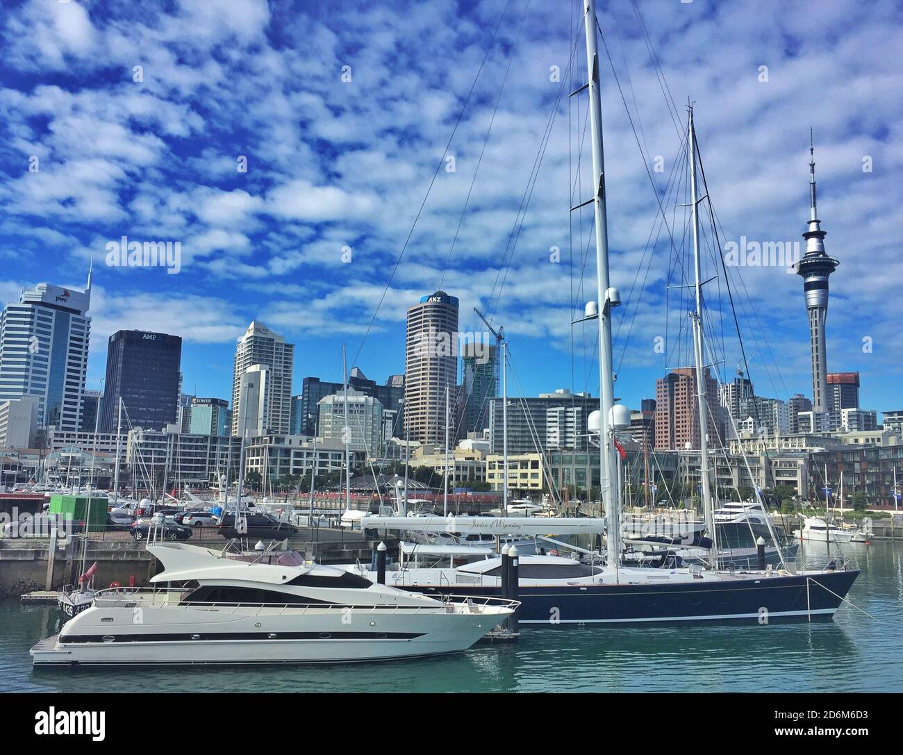 Blick auf die Skyline vom Hafen in Auckland, Neuseeland Stockfoto
