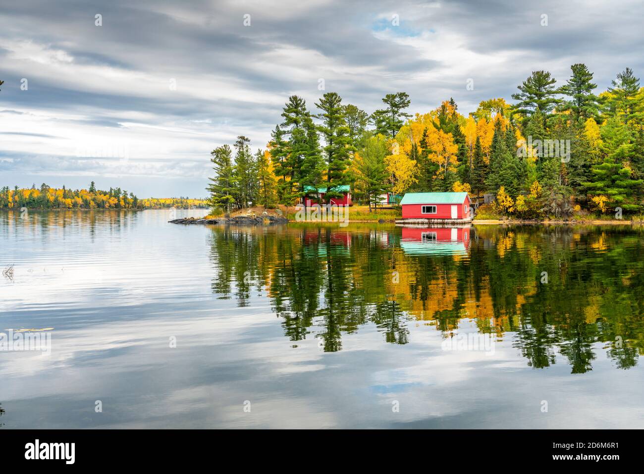 Herbstfärbung und Hütten am See in der Nähe von Sioux Narrows, Ontario, Kanada. Stockfoto