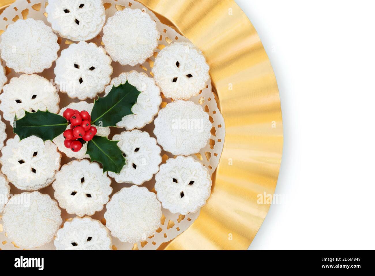 Luxus Weihnachten Mince Kuchen auf einem Goldteller mit Winter Bery Holly auf weißem Hintergrund. Flach liegend, Draufsicht, Kopierbereich. Stockfoto