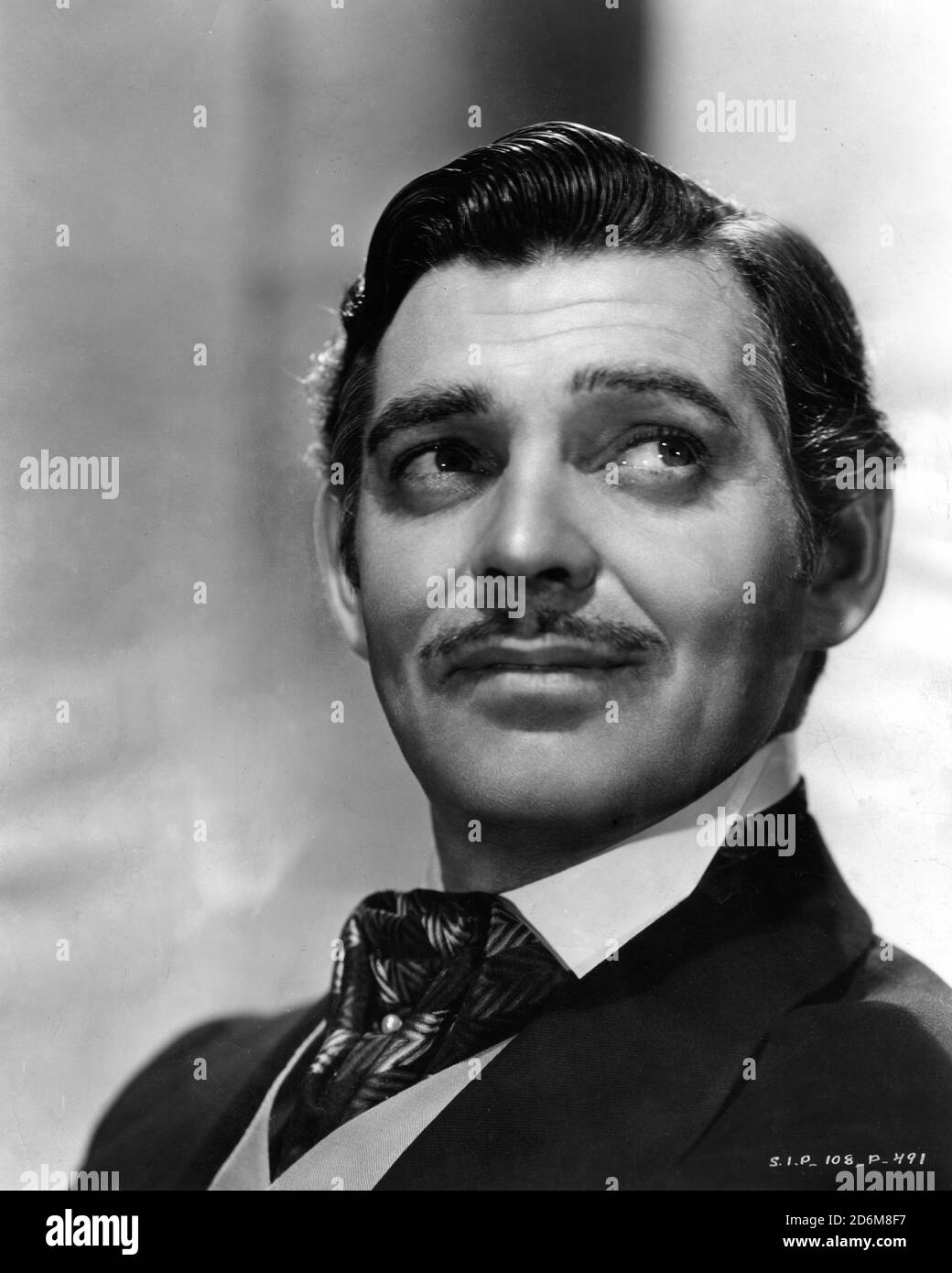 CLARK GABLE Publicity Portrait als Rhett Butler für GONE WITH THE WIND 1939  Regisseur VICTOR FLEMING Roman Margaret Mitchell Musik Max Steiner Kostüme  Walter Plunkett Produzent David O. Selznick Selznick International Pictures  /